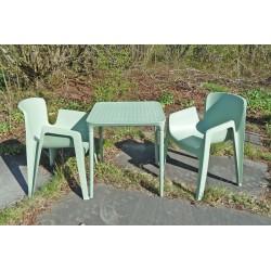 Salon de jardin Malaga en plastique vert. 2 chaises empilables et 1 table.