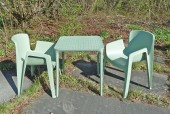 Tuinset Malaga kunststof groen. 2 stapelstoelen en 1 tafel.