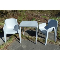 Tuinset Malaga kunststof grijs. 2 stapelstoelen en 1 tafel.