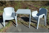 Salon de jardin Malaga en plastique gris. 2 chaises empilables et 1 table.