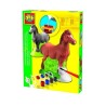 Moulage de six personnages, cheval