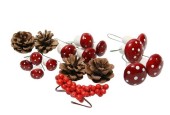 Mélange de champignons avec baies et pommes de pin pour compositions florales rouges et blanches
