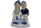 Delftsblauw aardewerk paartje zittend ca. 9x7cm
